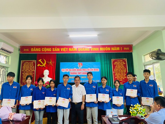Đ c Trần Thái Dương, Bí thư Chi bộ, Hiệu trưởng nhà trường trao thưởng cho các ĐVTN có thành tích xuất sắc