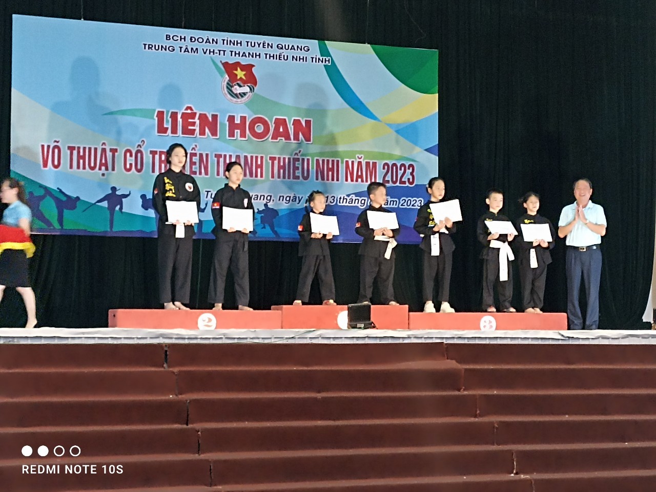 BTC trao giải cho các võ sinh của Câu lạc bộ Võ cổ truyền Nam Hồng Sơn